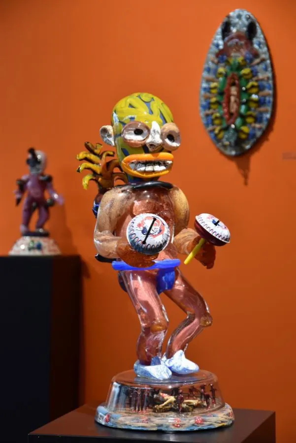 Bunt, grell und außergewöhnlich, so präsentiert sich die Glaskunst von Einar und Jamex  de la Torre.