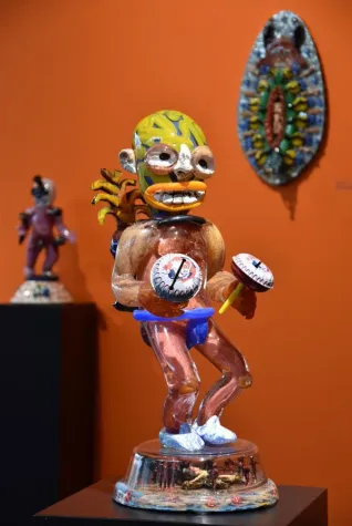 Bild: "Mexikanischer Maximalismus" im Glasmuseum Frauenau