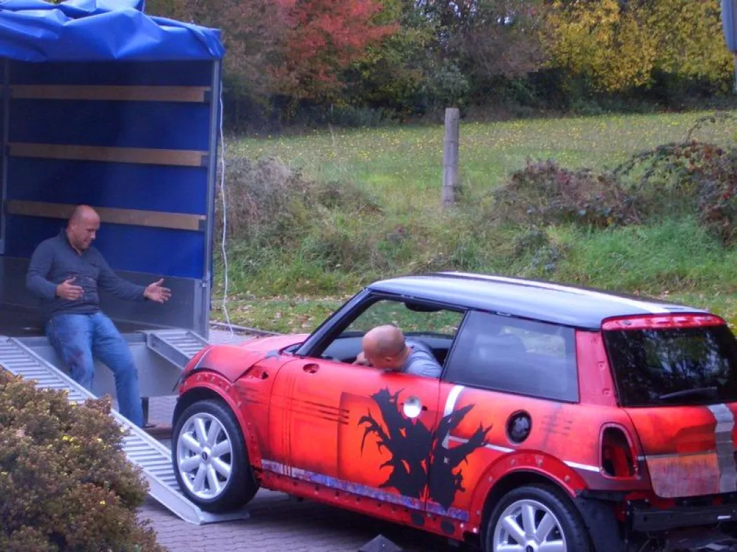 Das rollende Kunstobjekt auf dem Weg in die Lackiererei.