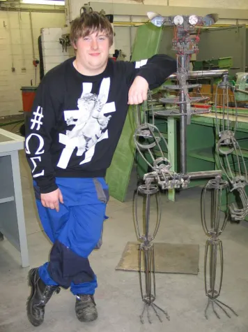 Bild: Kreativer Künstler: Leon baut ein Endo Skelett aus Metall im CJD Frechen