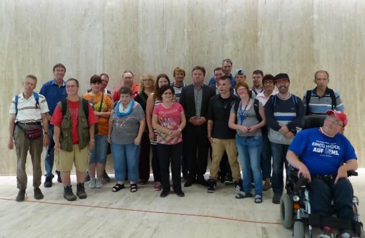 Die Gruppe der Gallus-Werkstatt der Liebenauer Arbeitswelten mit Manfred Lucha (mitte).