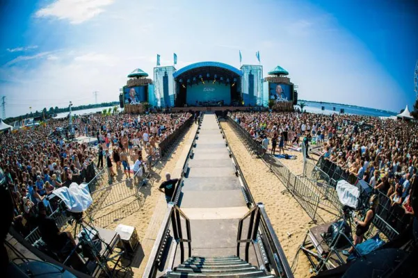 Bild: Faber Audiovisuals lieferte LED-Screens für Strandfestival „Zand“