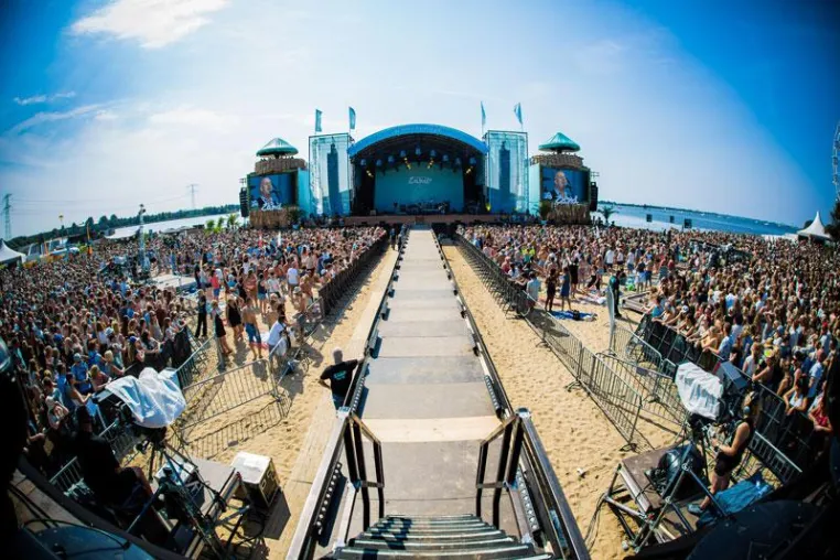 Faber Audiovisuals lieferte LED-Screens für Strandfestival „Zand“ Bild: Faber Audiovisuals lieferte LED-Screens für Strandfestival „Zand“
