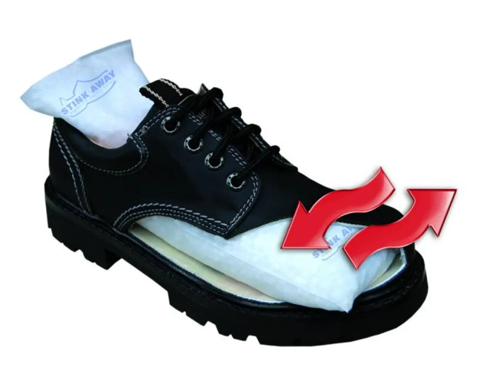Das STINK AWAY Kissen füllt den Schuh ganz aus.