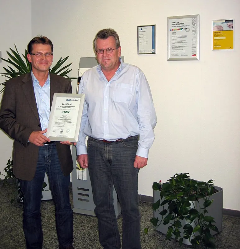 Geschäftsleiter Volker Schuster (links) und Technischer Betriebsleiter Alfred Wagner freuen sich über die FSC-Zertifizierung. (Foto: SDV Winter GmbH)