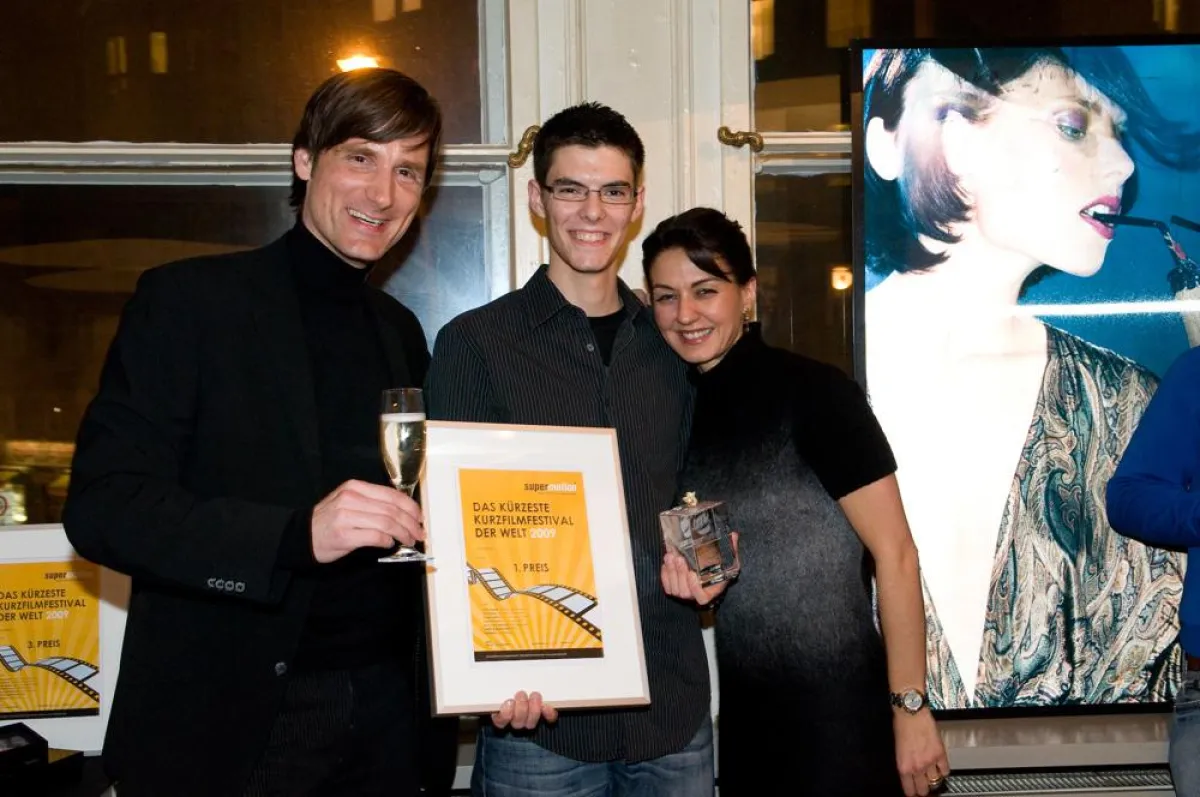 Gewinner Nicolas Klein (Mitte) mit den Veranstaltern Olaf Hartmann und Patricia De Zutter – Touchmore.