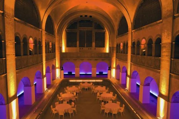 Bild: Berliner „Volksbadeanstalt“ im neuen Glanz