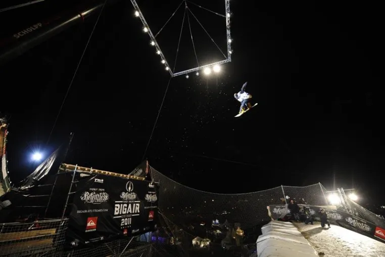 Bild: Relentless BIGAIR in Stuttgart: allbuyone stattet Snowboard-Elite mit Materialien aus