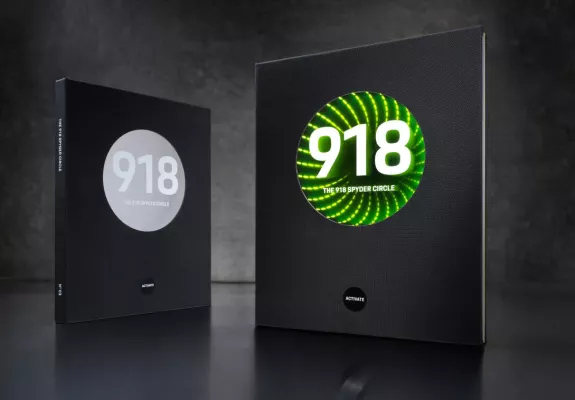 Bild: Karl Knauer bringt Porsche-Magazincover zum Leuchten