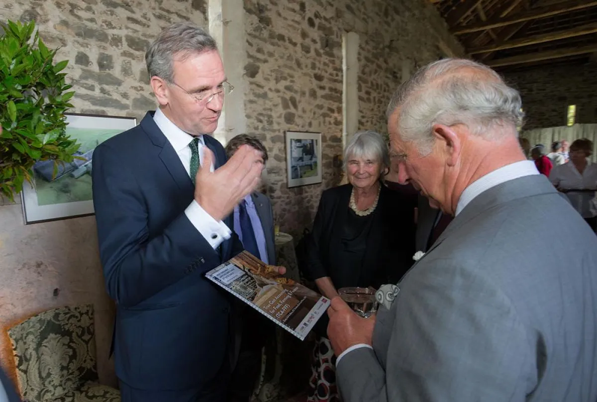 Volker Engelsman überreicht Prince Charles 