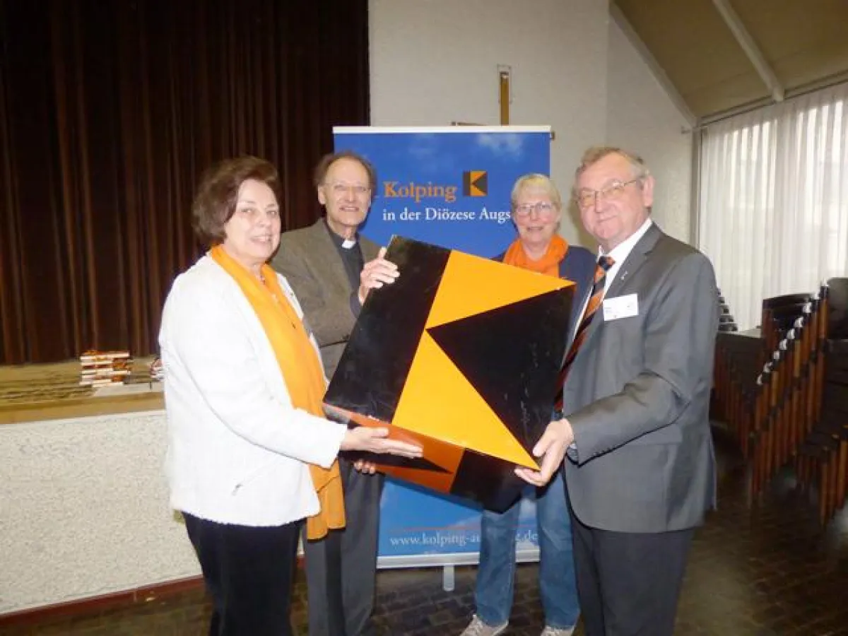 Domkapitular Hacker (2.v.l.), Sonja Tomaschek (l.), Mechthild Gerbig (2.v.r.), Präses Alois Zeller