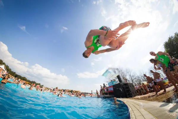 Bild: Wenn die Korken knallen: Strandpartys und Tanz-Acts an der Adria