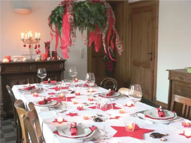 Bild: Festliche Weihnachtstafel im Kerzenglanz