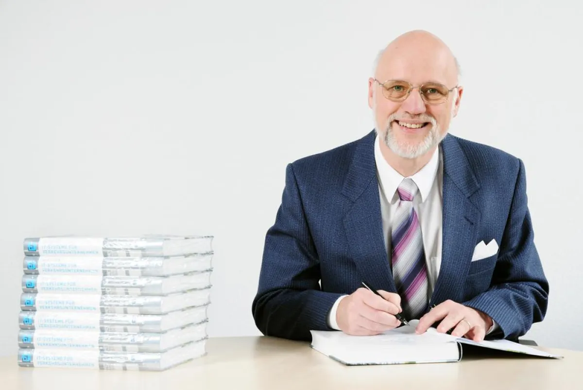 Dr. Scholz beim Signieren seines Buches