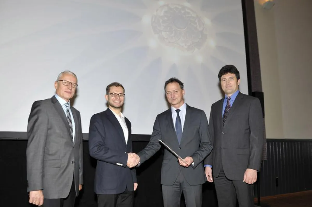 Gratulation an den ersten Absolventen des Programms Techniker2Bachelor (v.l.): Michael Renner, Absolvent Alexander Romanov, Professor Armin Lohrengel und Franz Josef Natterer.  (TU Clausthal)