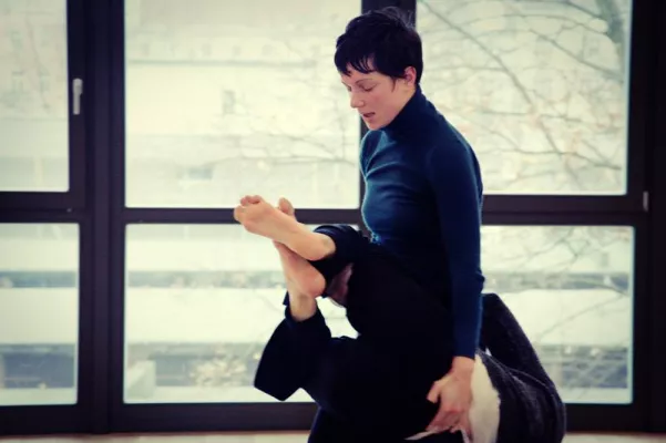 Bild: "BEUGEN Körper" - Anna Melnikova zeigt Tanzstück in der Galerie Pankow, Berlin