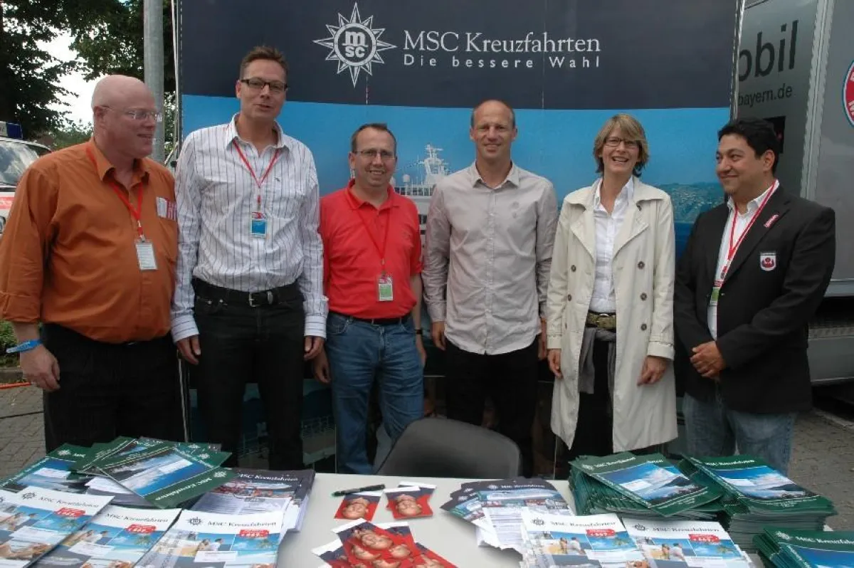Das Bild zeigt u.a. Herrn Klaus Daccache Geschäftsführer vom Lippstädter Reisebüro (rotes Hemd), Hans Pflügler (FCB Allstar, Mitte)) und Petra Herrmann (Trenchcoat) vom MSC Marketing