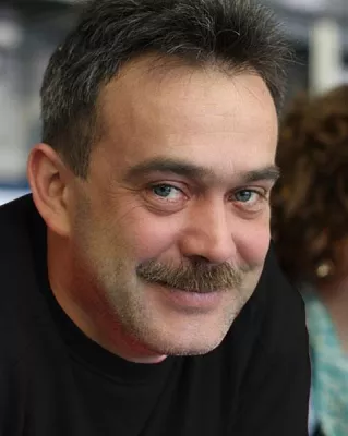 Bild: Fertigungsleiter Schreinerei besteht Meisterprüfung im Tischlerhandwerk