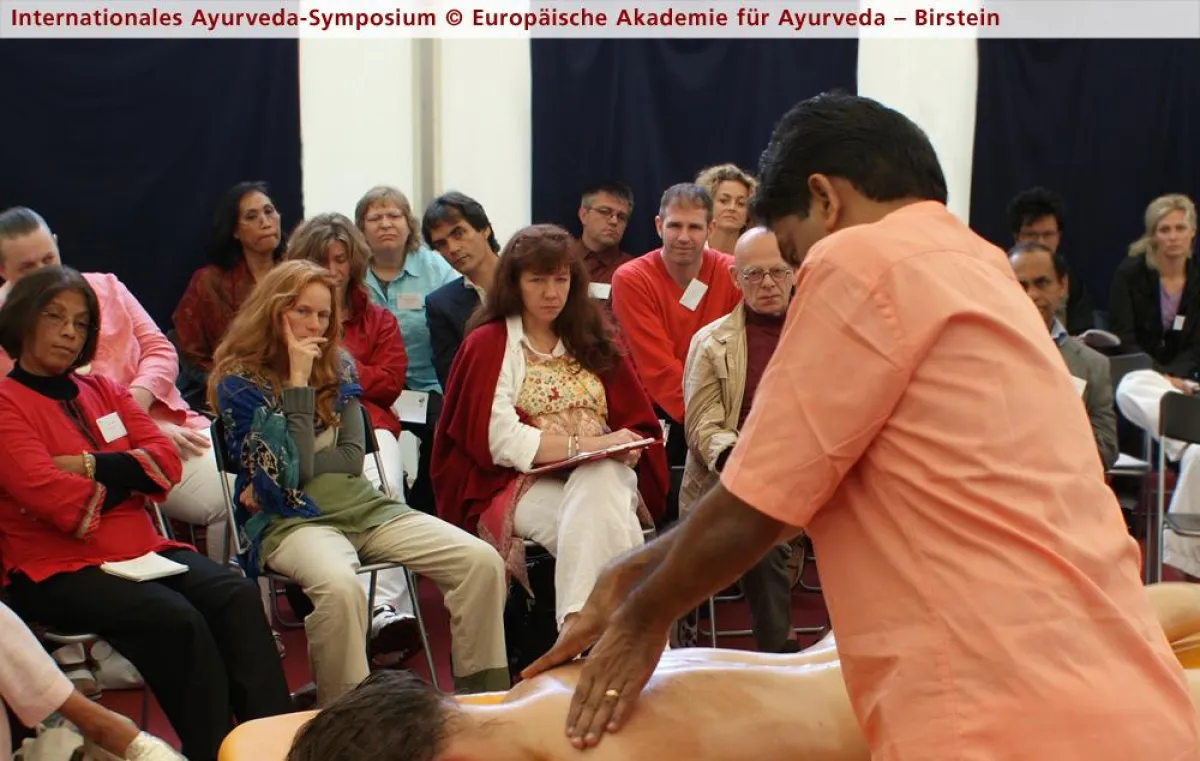 Eine Aufnahme vom Ayurveda-Symposium 2008, Massage-Demonstration mit Vaidya P.M.S. Raveendranath (BAMS)