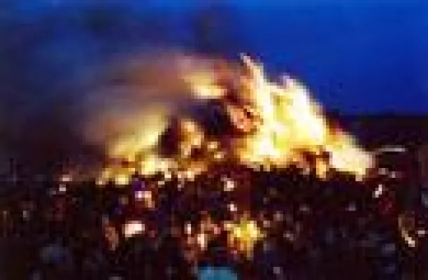 Bild: Wenn in Friesland Feuer brennen …