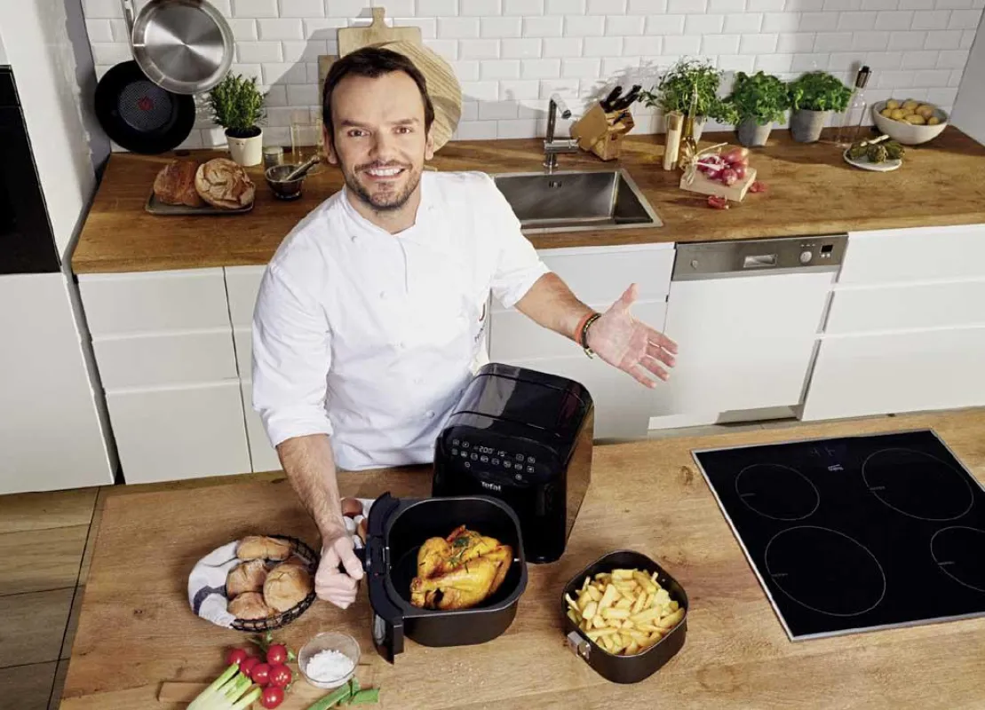 Steffen Henssler zeigt die Tefal Heißluftfritteuse Ultimate Fry (Bildquelle: Groupe SEB)