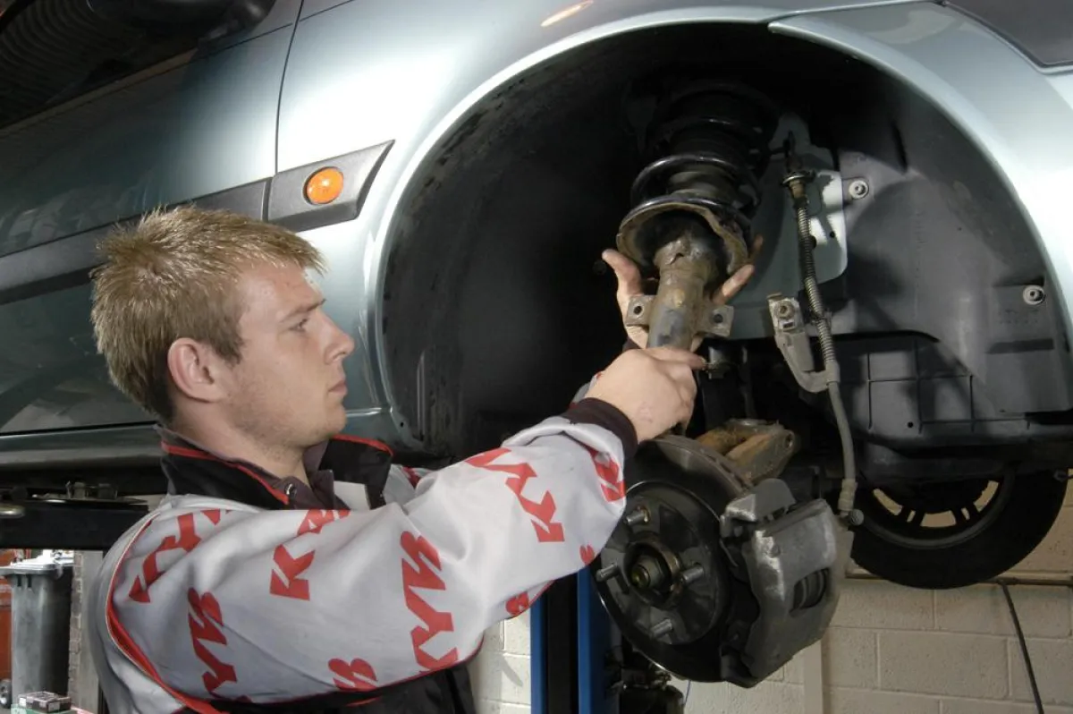 Stoßdämpfer und Federn regelmäßig überprüfen und auswechseln lassen      Foto: KYB