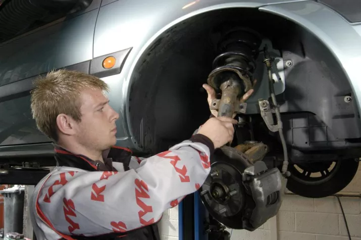 Bild: Stoßdämpfer und Federn überprüfen beim Winterreifenwechsel