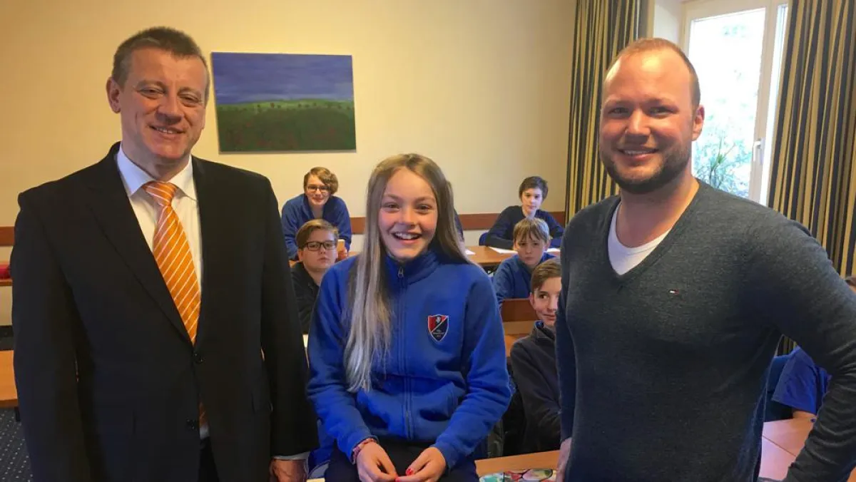 Fünftklässlerin Julia, Gregor Berger (links) und Florian Kesseler finden Schulkleidung gut.