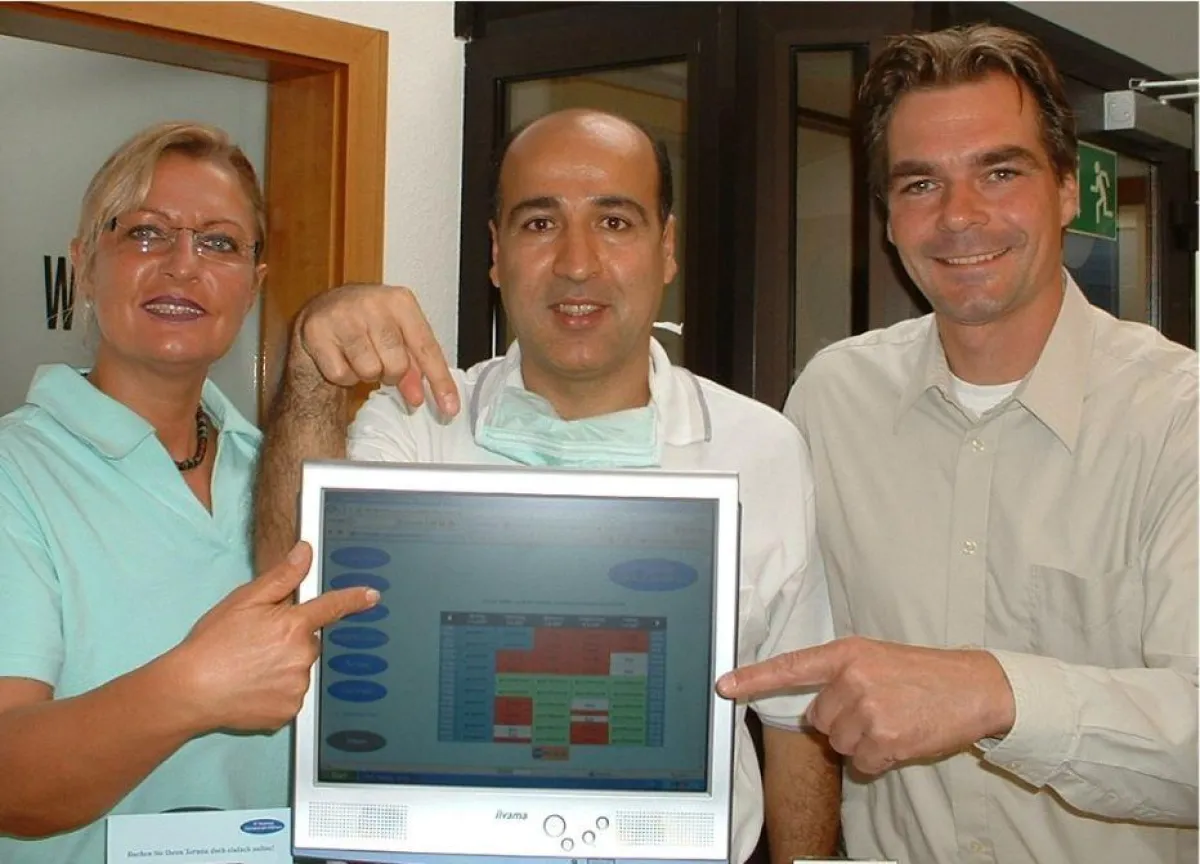 H. Dittrich (Leitende Zahnarzthelferin), M.Yeganegi (Praxisinhaber), A. Sauer (proTermin.de)                      Foto: proTermin.de