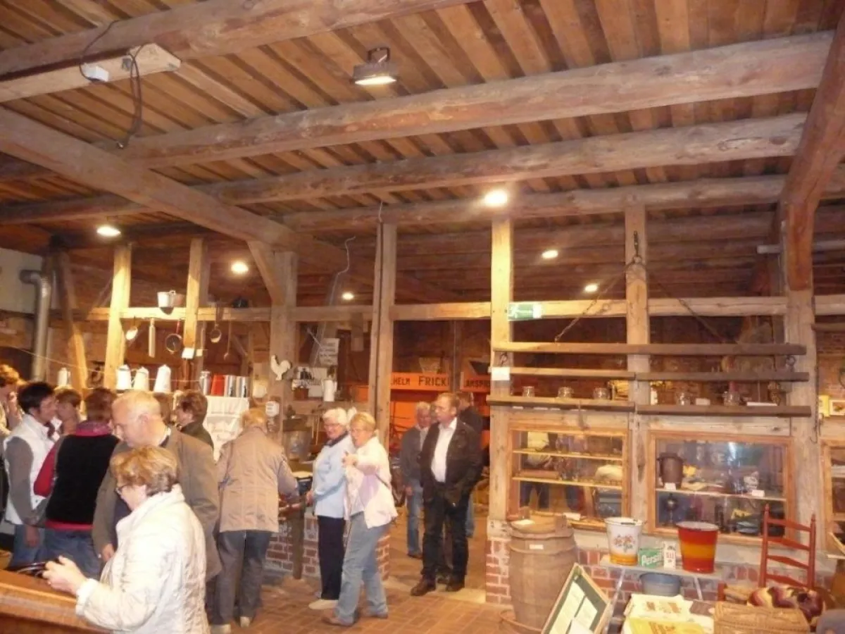 Begeisterte Besucher im Museum im Dorf Lüben. Foto: ZeitOrte TourismusRegion BraunschweigerLAND e. V.