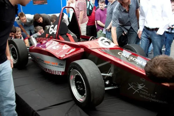 Bild: reifen-vor-ort.de als neuer Entwicklungspartner des Formula Student Teams der TU Kaiserslautern