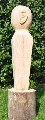 Bild: Trainer und Coach A. Peter Kunzweiler entwirft Holzskulptur „Zuhören“