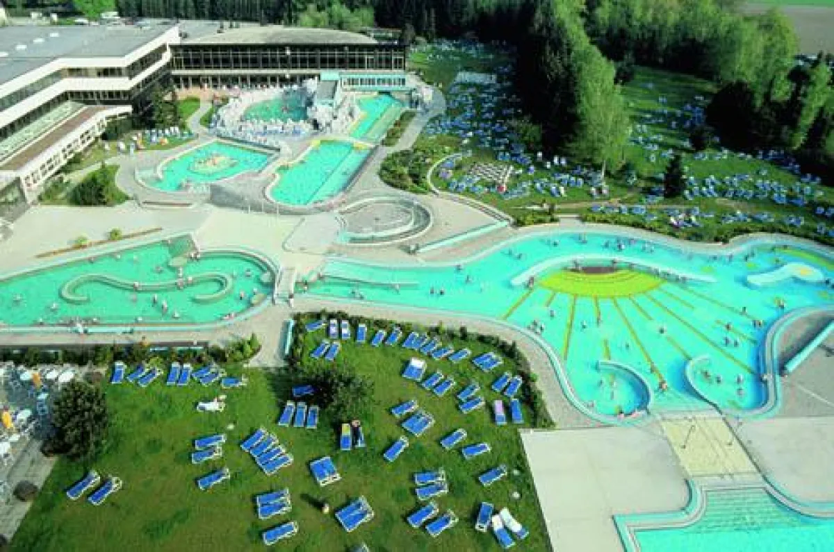 Die Beckenlandschaft des Johannesbads, eine der drei Bad Füssinger Thermen. Foto: Kurverwaltung Bad Füssing
