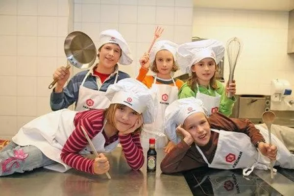 Bild: Kikkoman und DAK freuen sich über erfolgreichen Rezeptwettbewerb „Jetzt kochen die Kids“