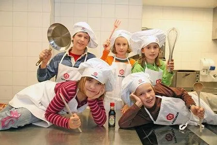 Kikkoman und DAK freuen sich über erfolgreichen Rezeptwettbewerb „Jetzt kochen die Kids“ Bild: Kikkoman und DAK freuen sich über erfolgreichen Rezeptwettbewerb „Jetzt kochen die Kids“