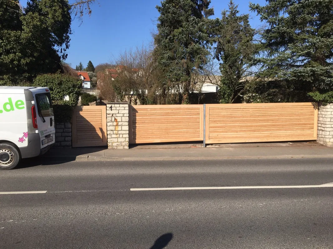 Holztor aus sibirischer Lärche in Stegaurach bei Bamberg (© Steffen Übelein)