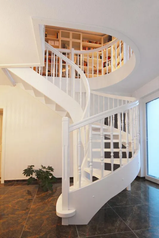 Eingangsbereich und erster Stock sind perfekt miteinander verbunden. Die Wendeltreppe aus massivem E