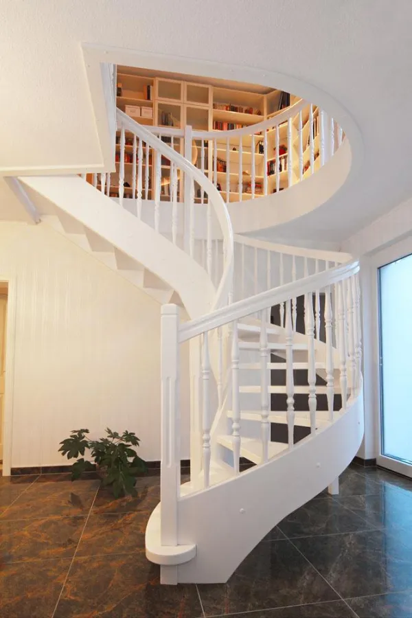 Eingangsbereich und erster Stock sind perfekt miteinander verbunden. Die Wendeltreppe aus massivem E