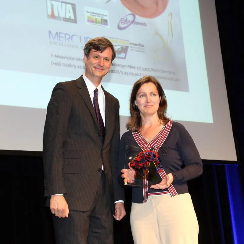 Dr. E. Decker, Meavision Media, nimmt den Beethoven-Award von Dr. H. Hille, IHK Bonn/Rhein-Sieg entg