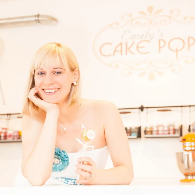 Emily Einert mit Cake Pop in der Manufaktur