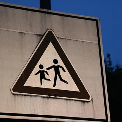 Bild: Schilderüberwachungsverein e.V. prangert Deutschlands schlechte Verkehrsschilder an