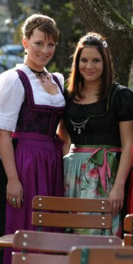 Die Bayerische Bierkönigin Babsi Hostmann (links) mit Jennifer Withelm