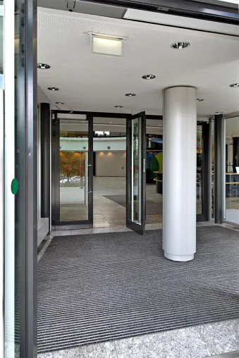 Öffentliche Versicherung Braunschweig setzt auf nachhaltiges Eingangsmattensystem von entrada Bild: Öffentliche Versicherung Braunschweig setzt auf nachhaltiges Eingangsmattensystem von entrada