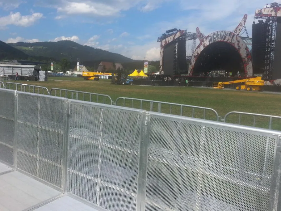 Barrikaden vor der Tribüne; Foto: Rene Kraus