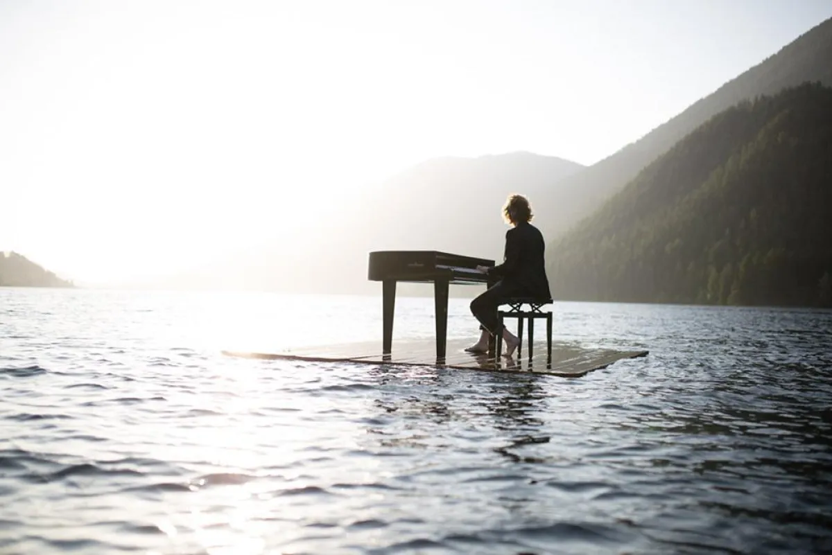 ANNA von Jogl Brunner: Im Video spielt Jogl Brunner mitten in einem See Klavier