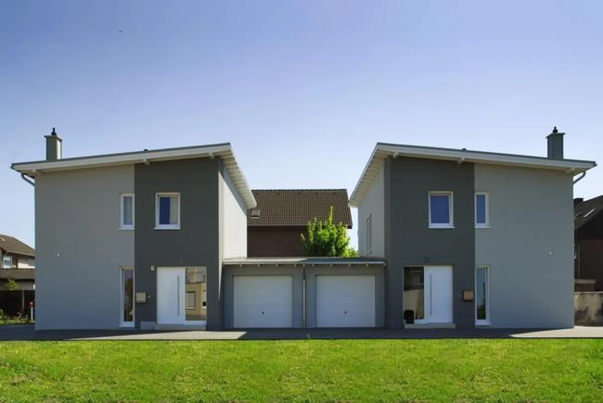 Bauherren werden bei der Wahl des richtigen Wandbaustoffes mit immer höheren Anforderungen konfrontiert. Häuser aus massiven Mauerziegeln erfüllen alle gesetzlichen Anforderungen und bieten damit eine