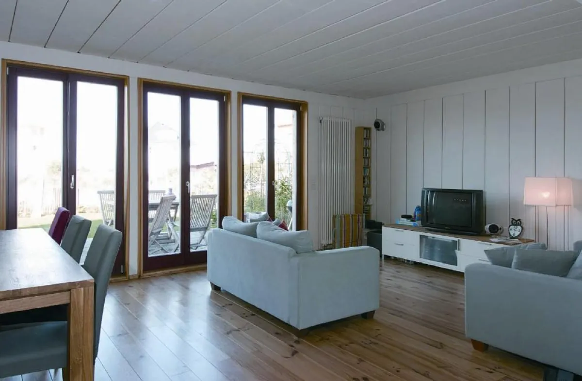 Holzdecken sind Verwandlungskünstler und passen sich jedem Einrichtungsstil an. Ganz in Weiß unterstreicht die Paneeldecke hier das puristisch-moderne Ambiente und trägt zum harmonischen Gesamteindruc