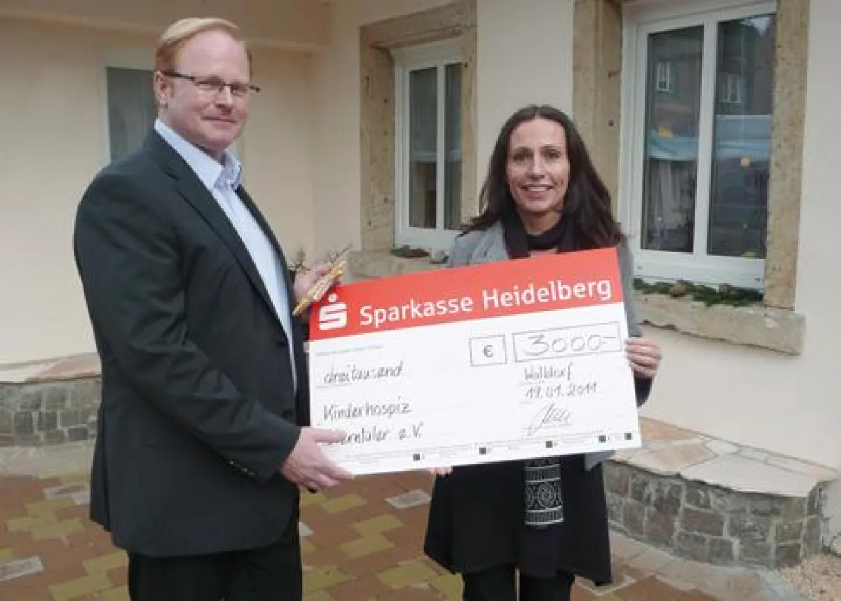 Olaf Brose, geschäftsführender Gesellschafter von Brose Communication und Beate Däuwel vom Kinderhospiz Sterntaler