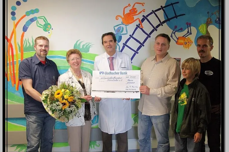 Die Dodge Nitro Community sammelte 1500 Euro für das Projekt Sterntaler e.V. in Mainz Bild: Die Dodge Nitro Community sammelte 1500 Euro für das Projekt Sterntaler e.V. in Mainz