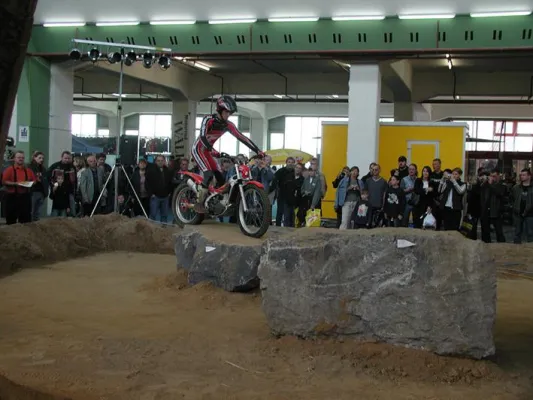 Bild: „Indoor-EnduroX“ auf der BIKE 2010 – Extremsport hoch 3